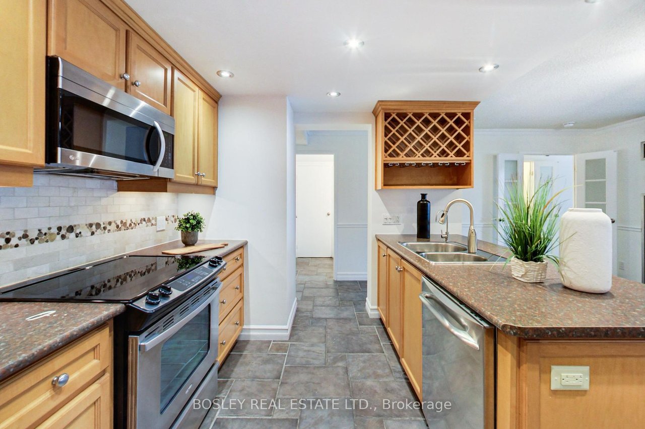 633 Bay St 2005