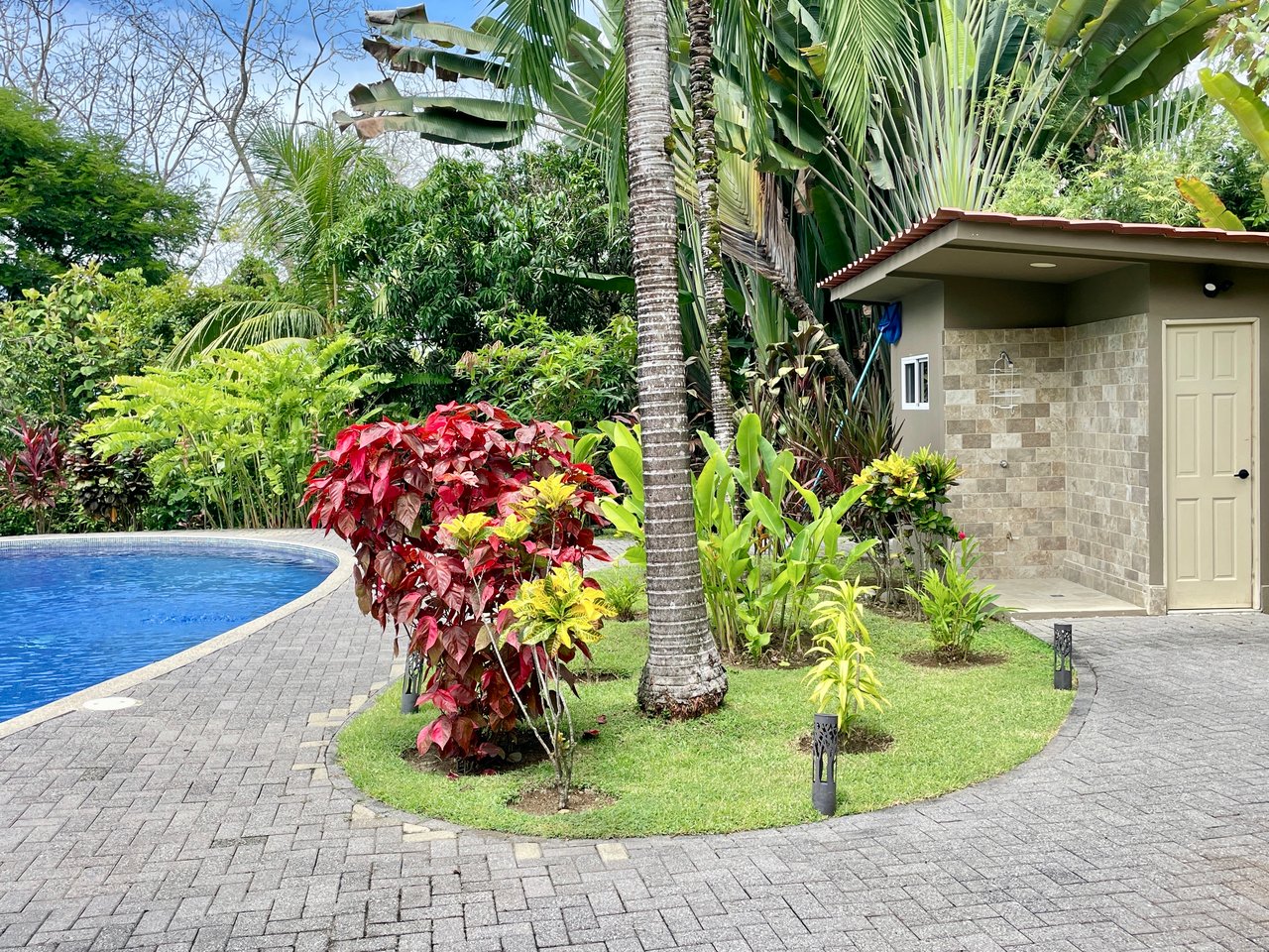 Casa Luna, 3bed /3bath Private Oasis, Convenient Location