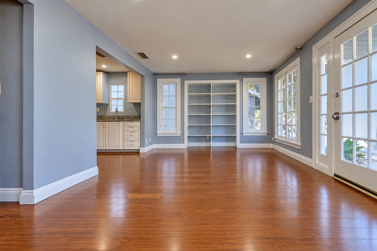 512 E Tujunga Ave