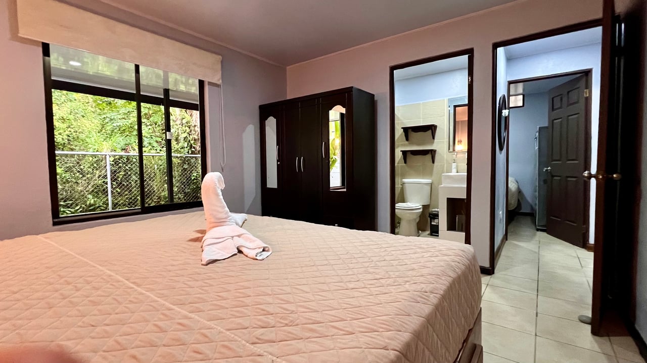 3-Bedroom Home with Large Pool and Garden in Bahía