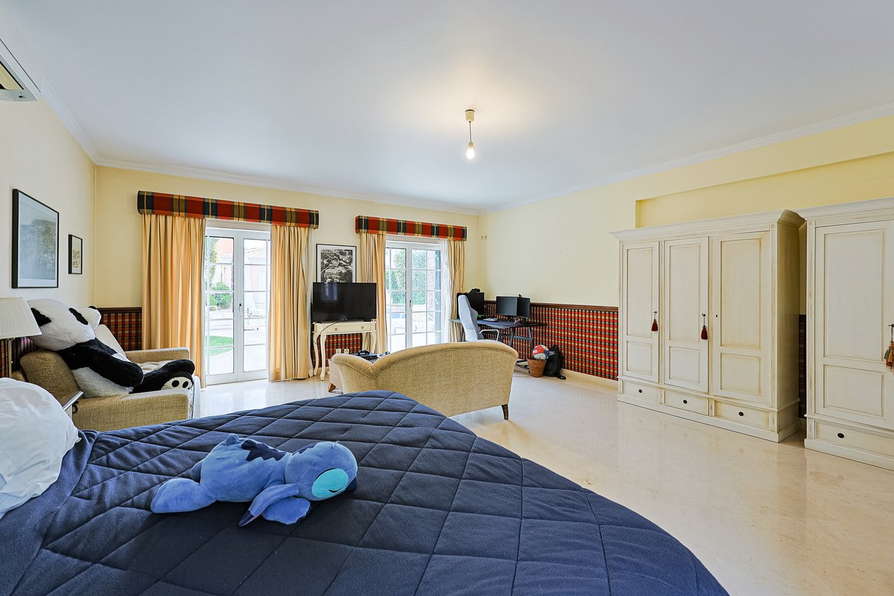 Spacious 8+2-Bedroom Villa with Pool for Rent in Cascais
