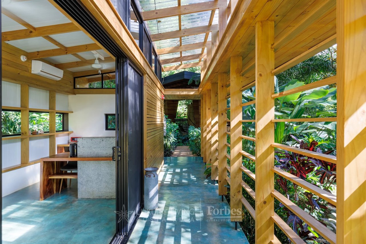 20391 - Property near the beach with hotel or private home potential