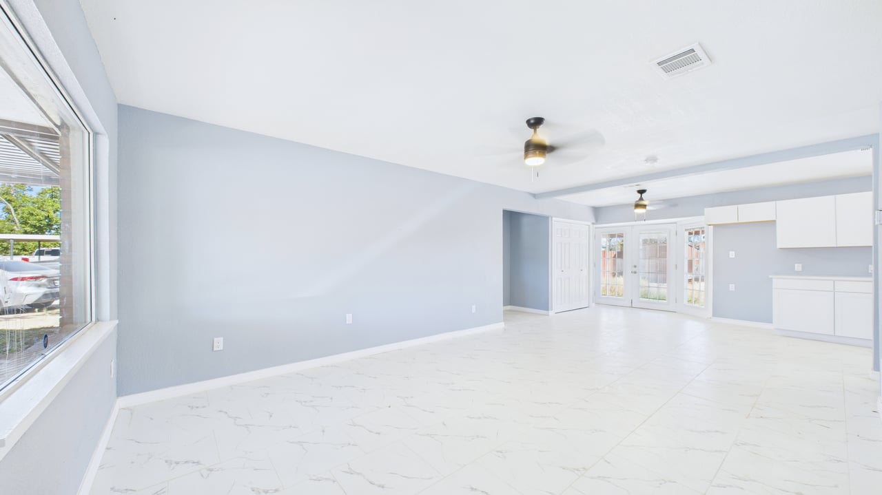 2210 Country Club Dr