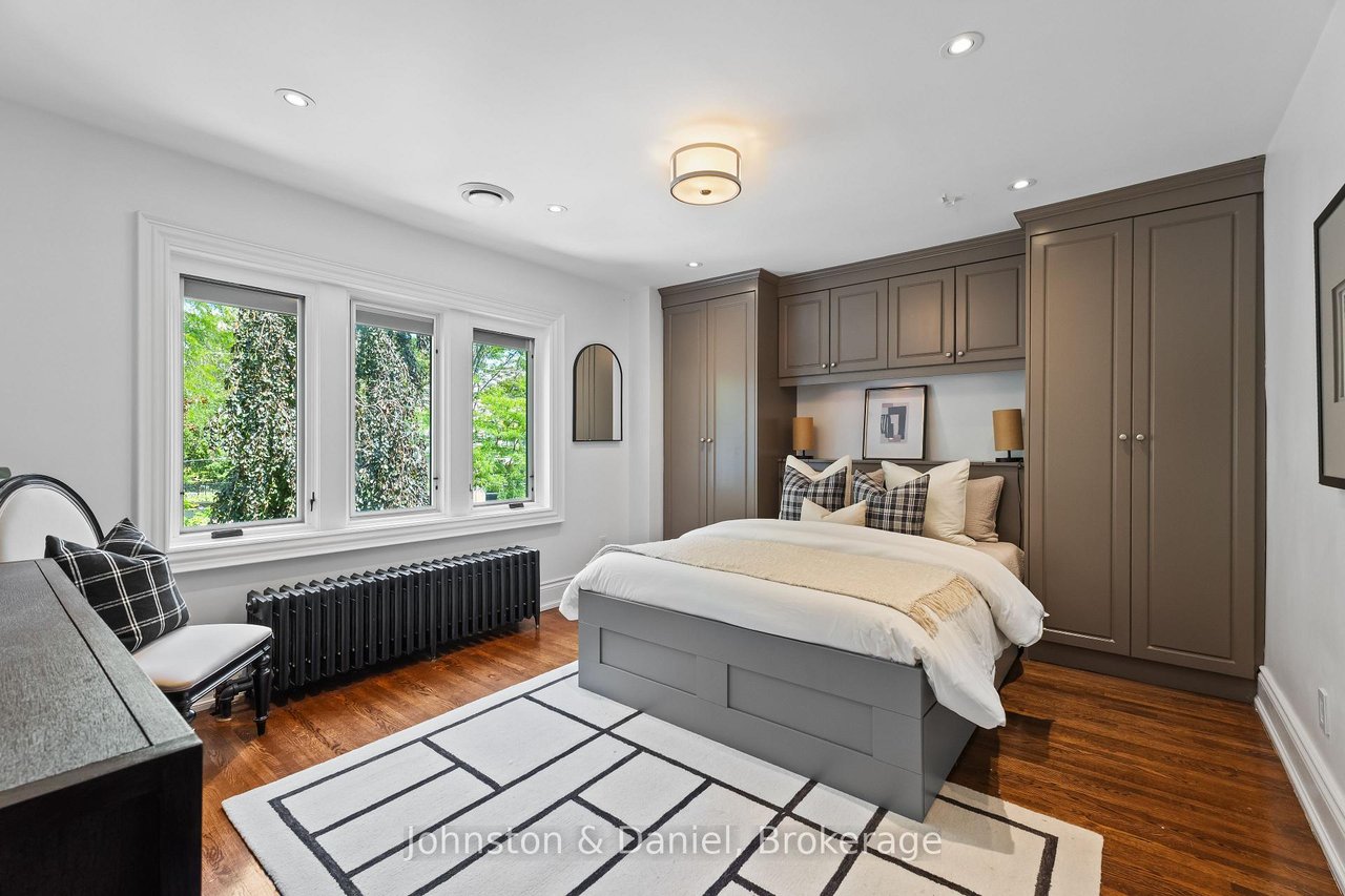 77 Lawrence Crescent
