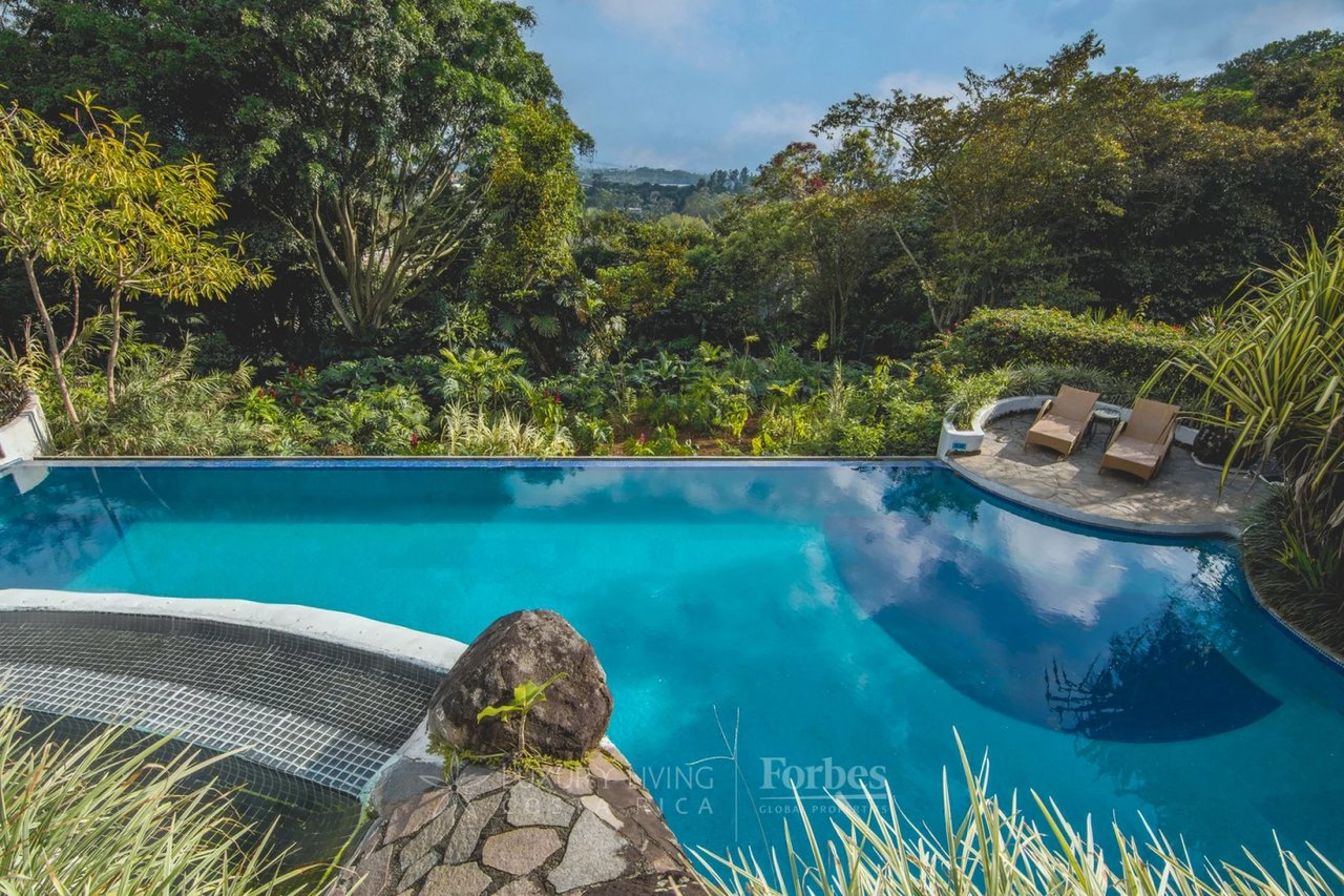 20646 - Boutique Hotel for Sale in the Mountains of Heredia