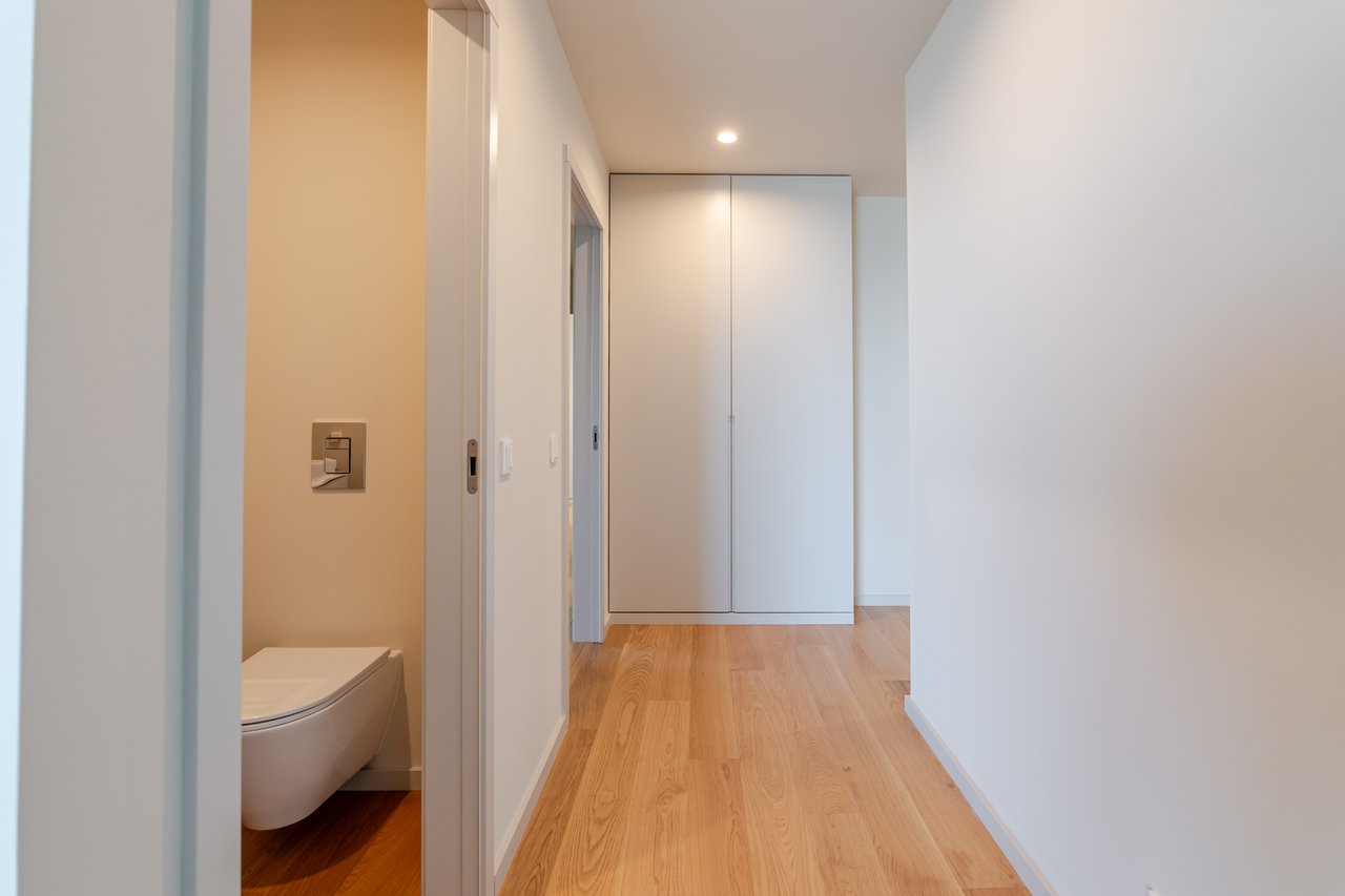 Luxury 4-Bedroom Apartment in Porto