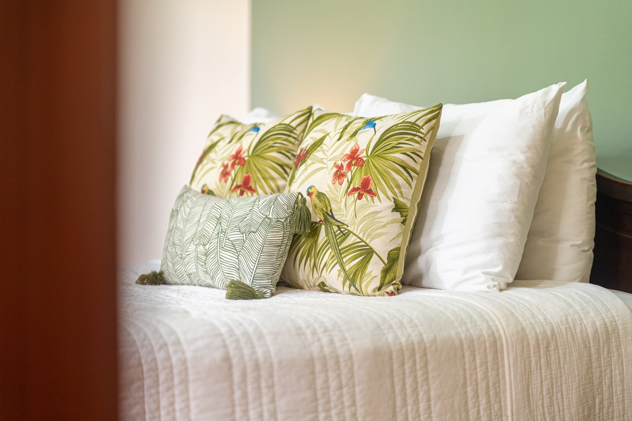 Casa Luna, 3bed /3bath Private Oasis, Convenient Location