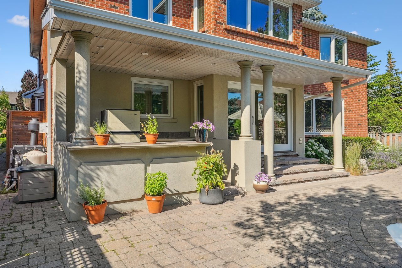 Prestigious Glen Abbey living with a backyard made for summer