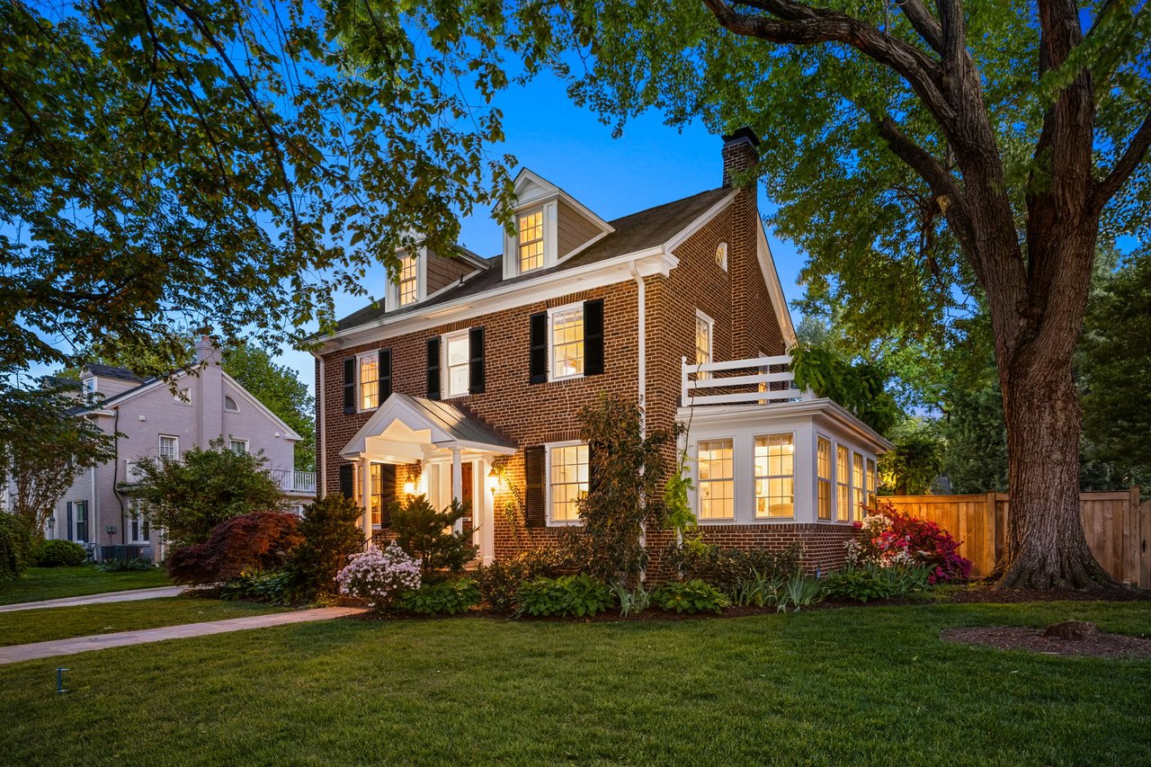 22 W OAK STREET
