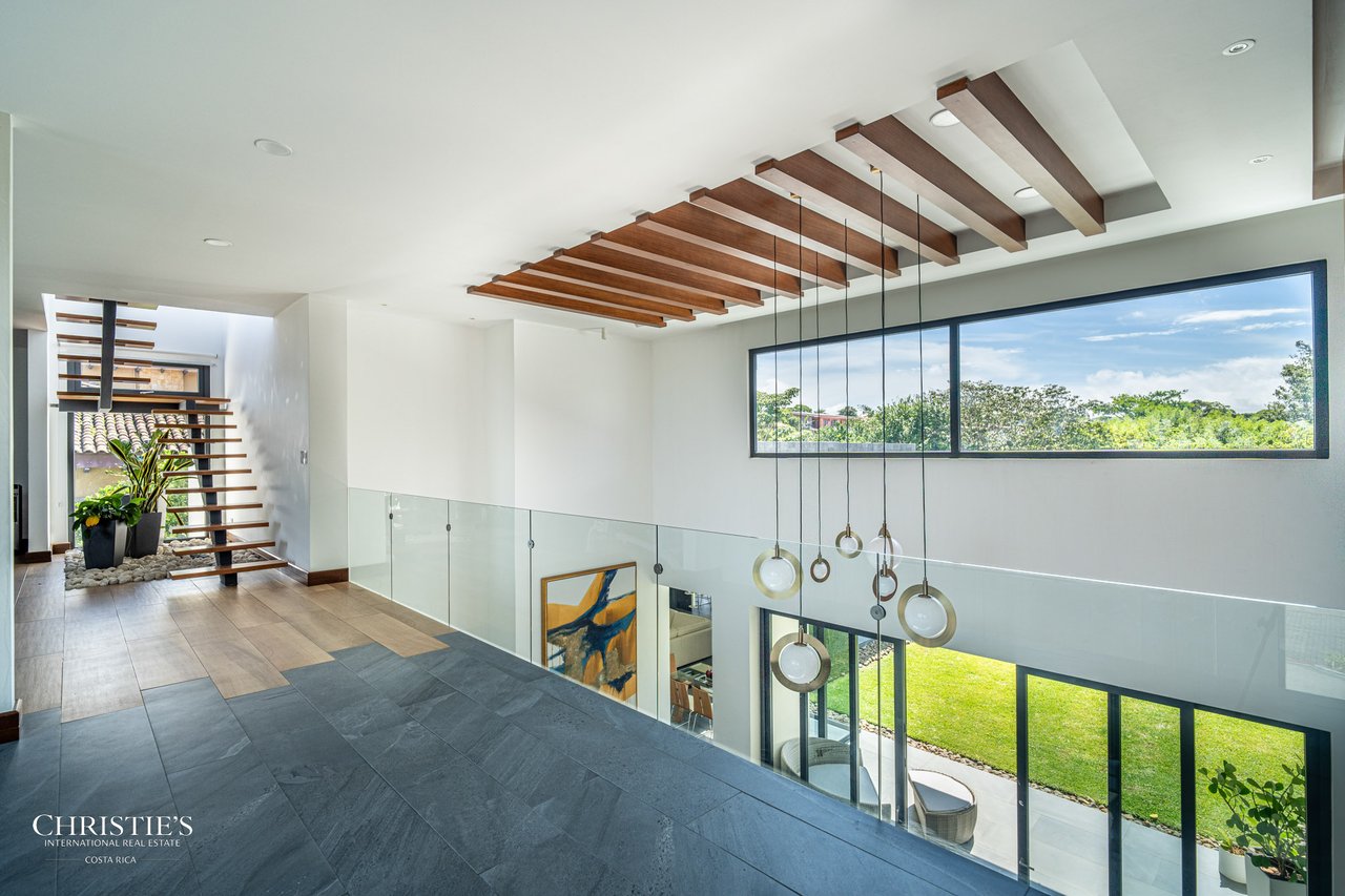 Modern Elegance with Panoramic Views – Exclusive Las Gemas Residence