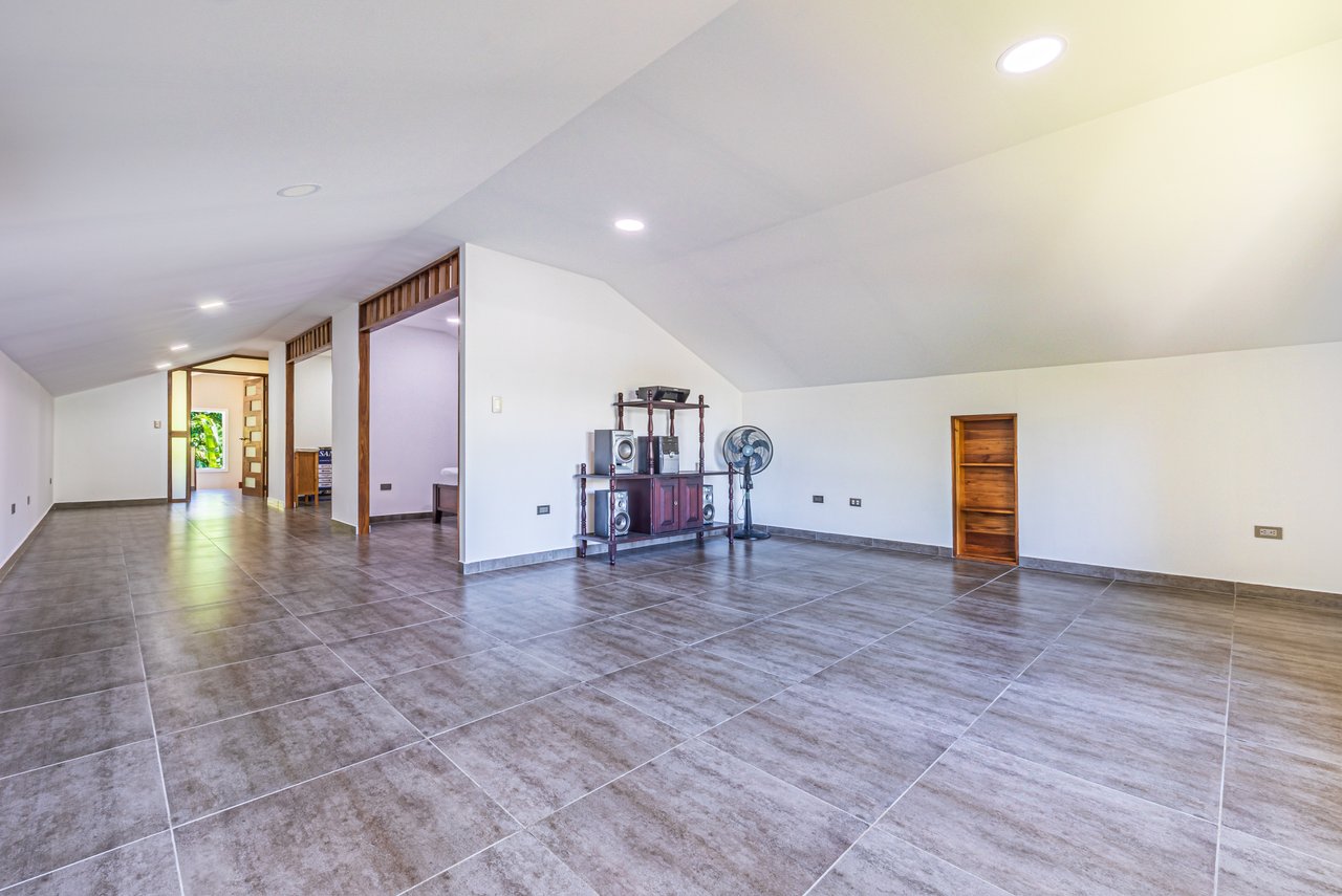 Exceptional 5-Bedroom Residence on Los Laureles Street – Prime Location & Versatile Layout
