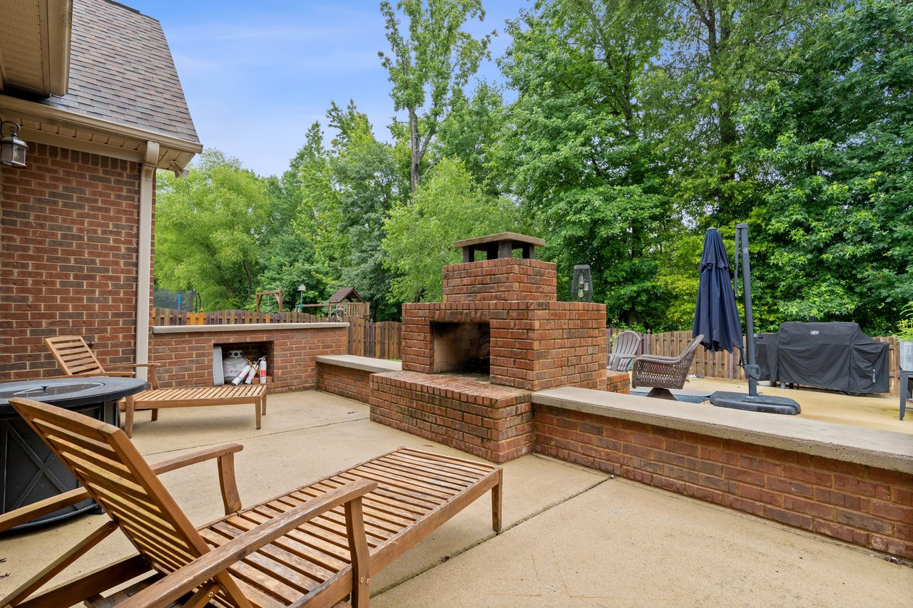 Stylish Comfort in Harvest – Spacious Gem with a Bonus Room! 