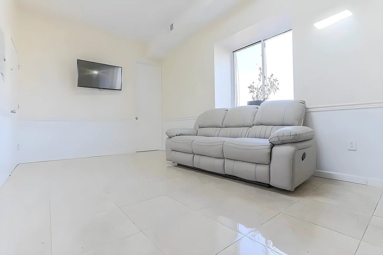 438 Wilson Ave 2L