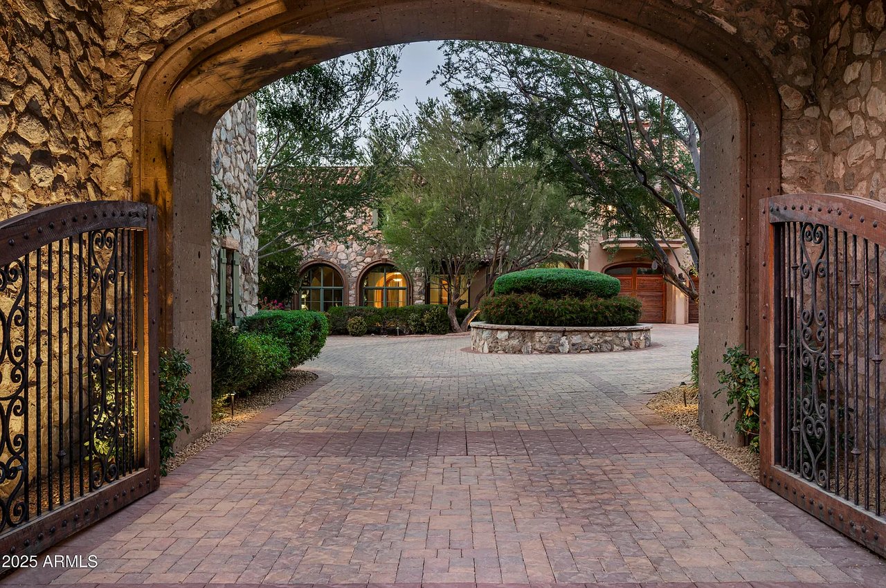 11068 E CANYON CROSS Way