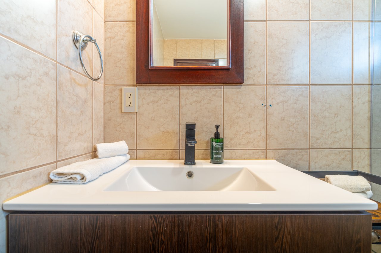 Casa Luna, 3bed /3bath Private Oasis, Convenient Location