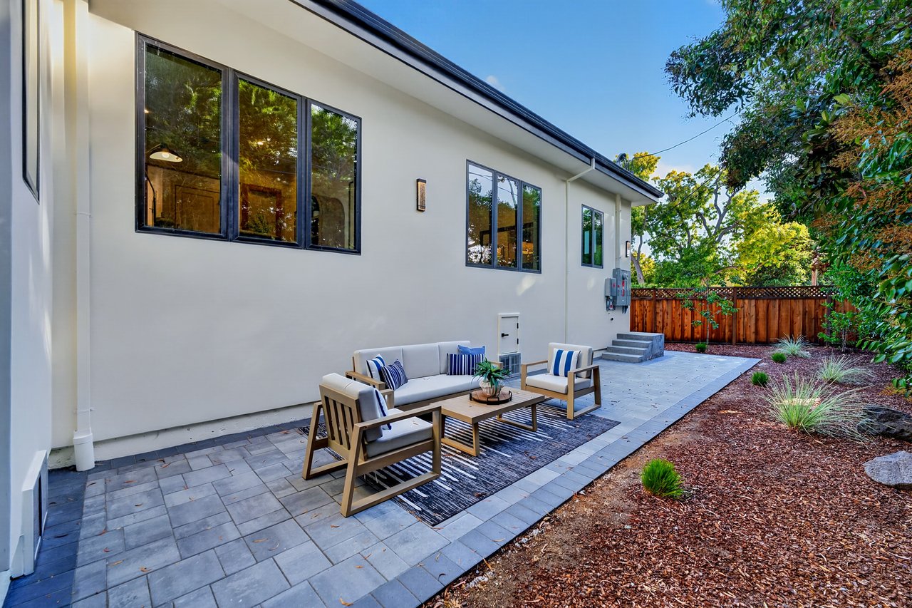 1084 Moffett Circle, Palo Alto, California 94303
