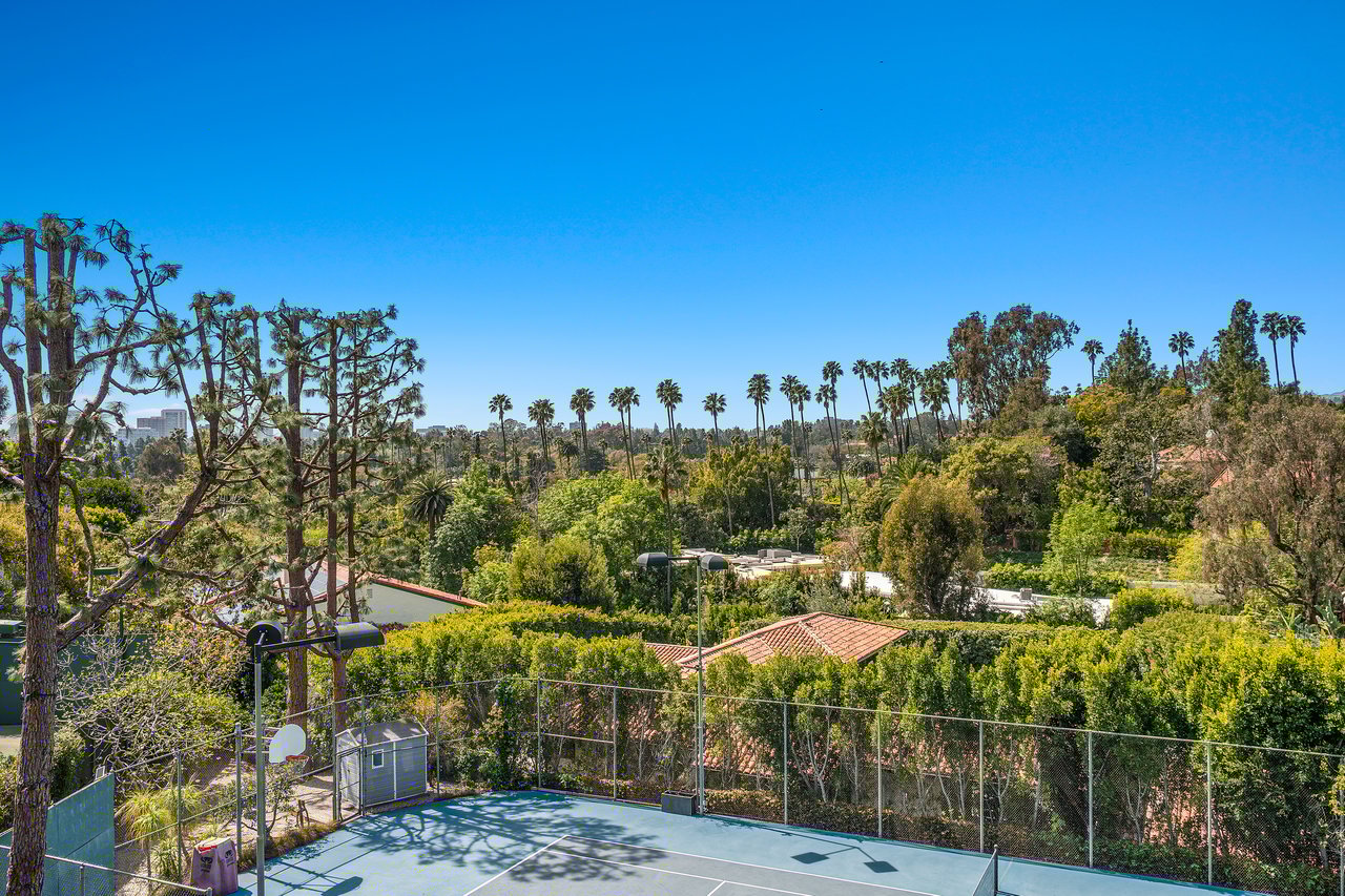  A Beverly Hills Architectural Masterpiece – Where Modern Luxury Meets Timeless Elegance