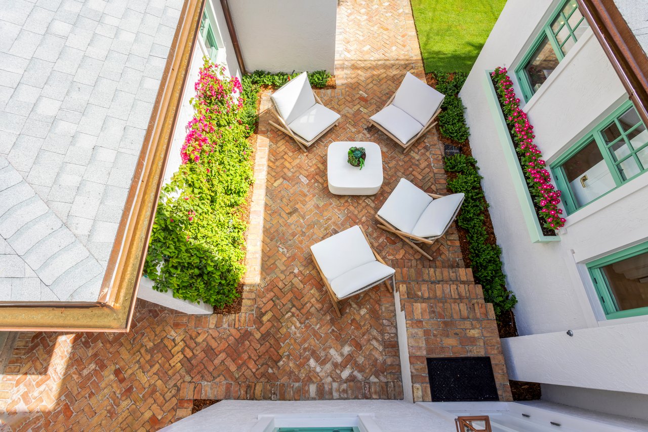 Charming Like New Residence In Town