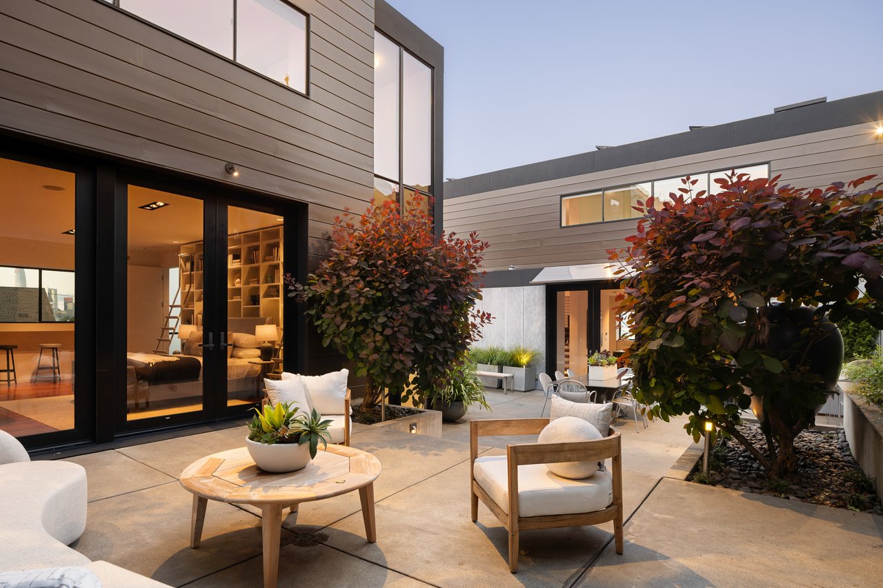 An Urban Compound for Life in Motion