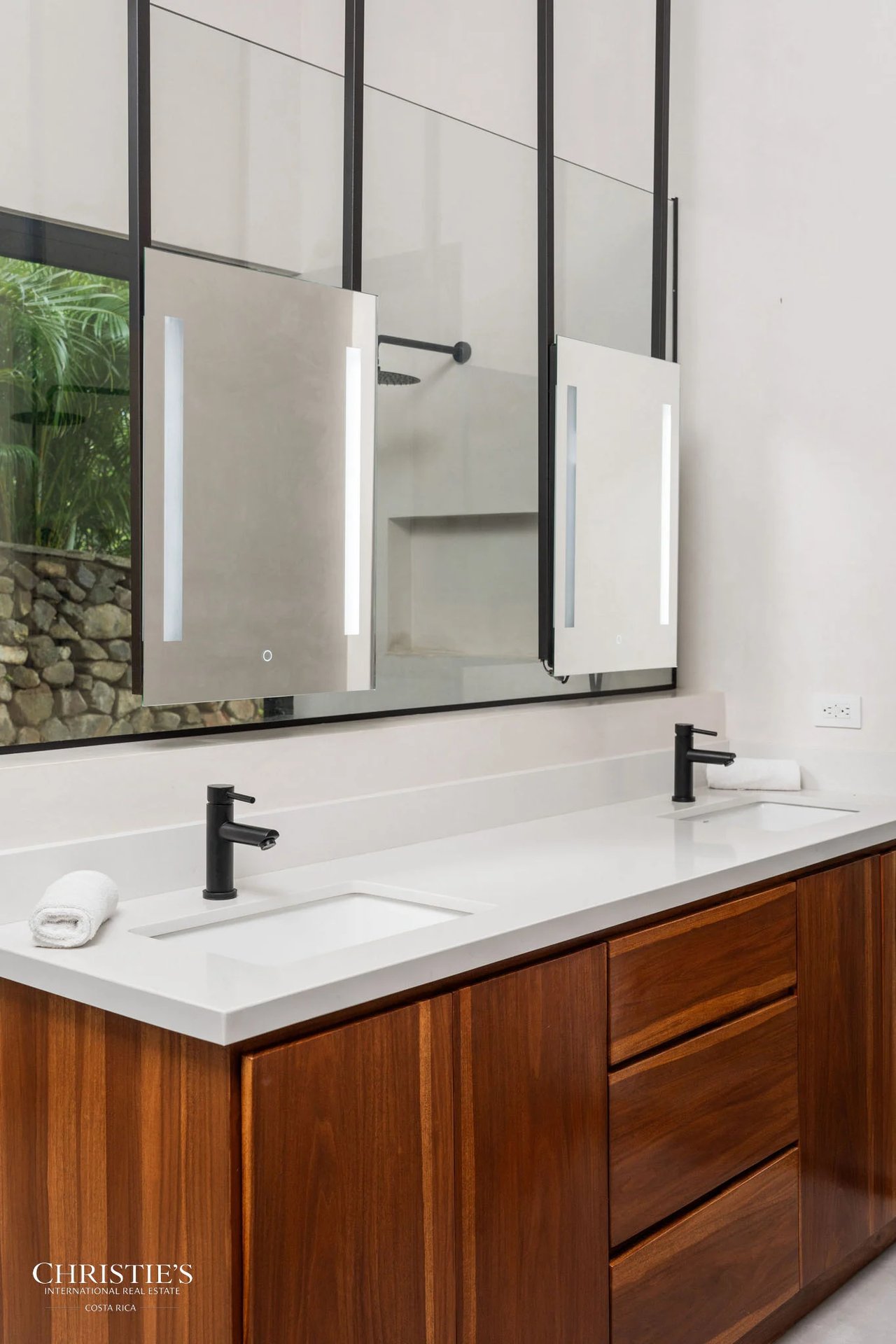 Casa Lola – Contemporary Beachside Oasis in Playa Grande