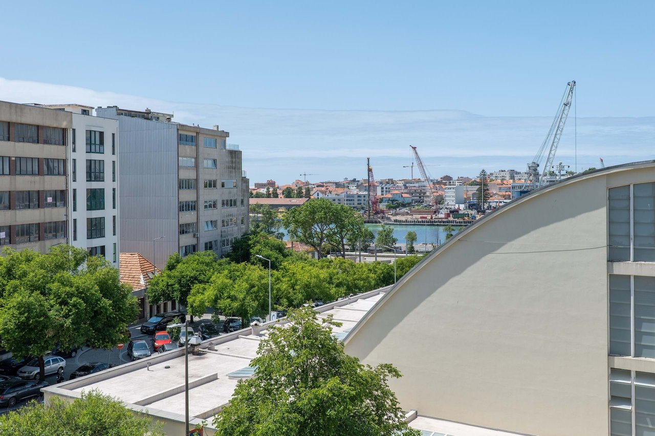 2 Bedroom + 1 Loft with Harbor Views in Central Matosinhos