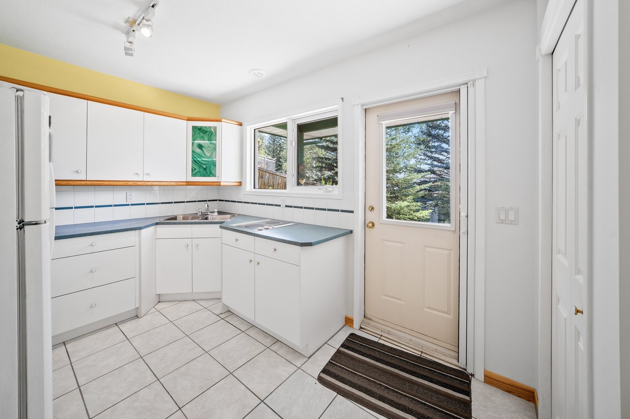 330 Canyon Close