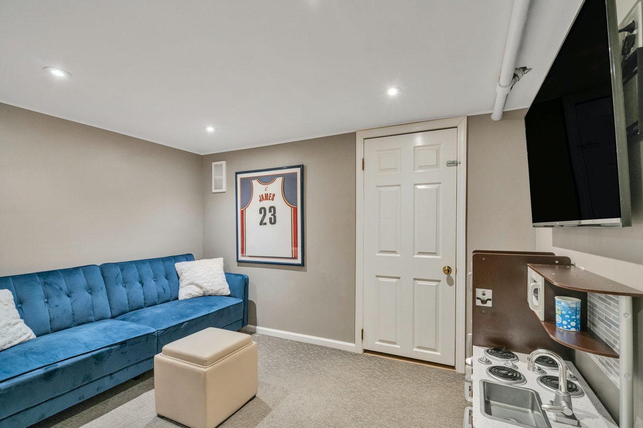 8 Hollywood Place