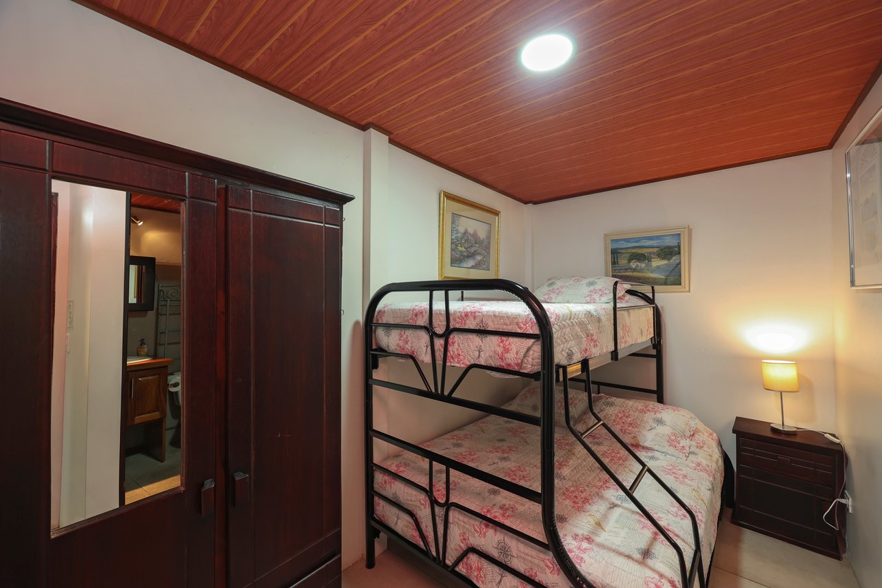 Turnkey Income Guesthouse, Curridabat, San Jose