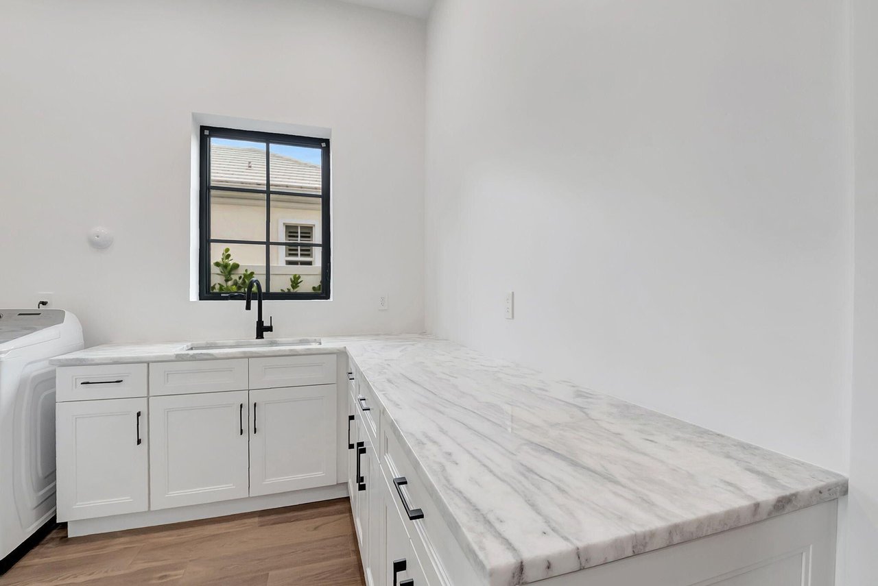 17 NW 16th St