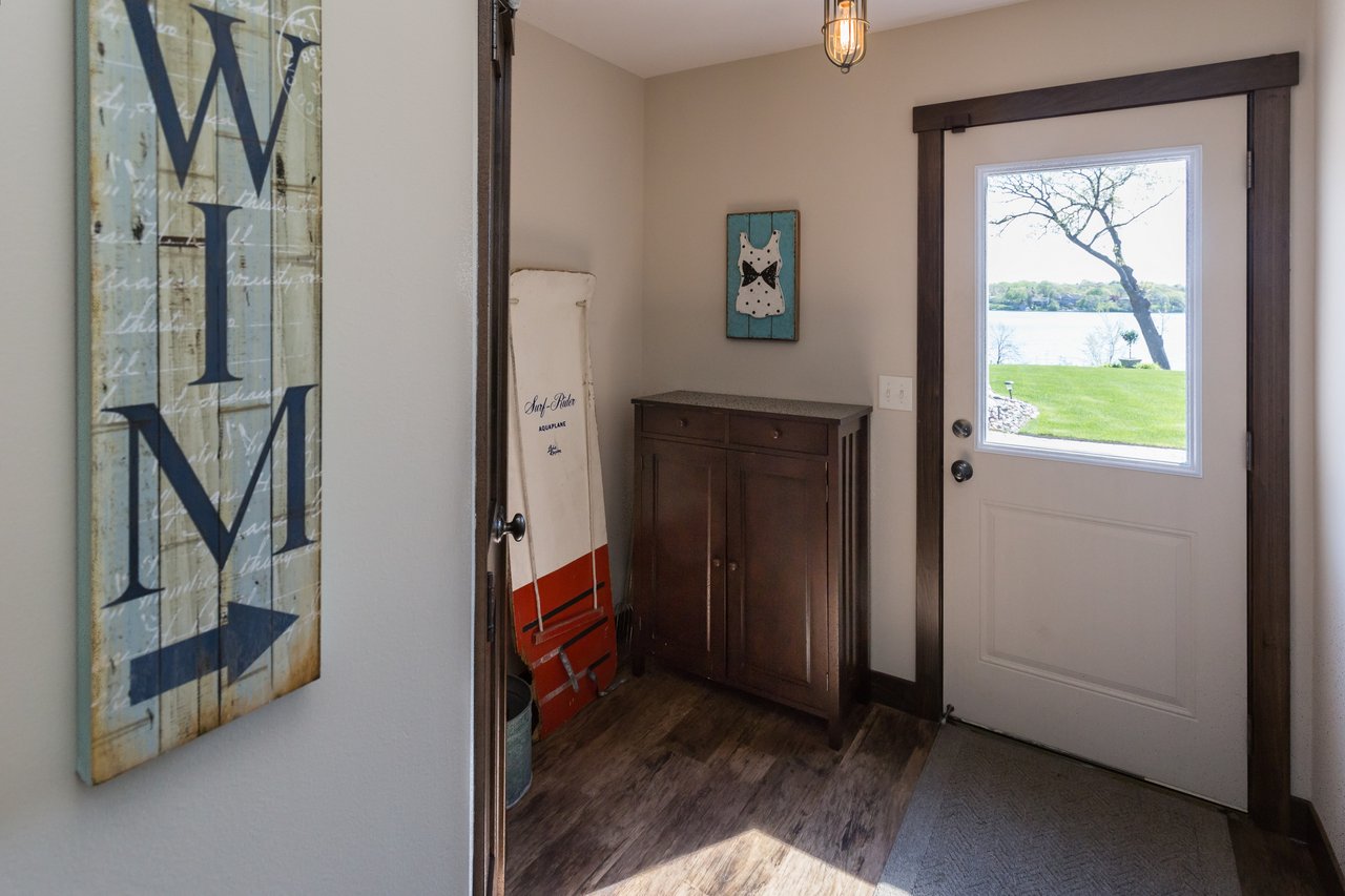 Beautiful Custom Home on Lake Johanna
