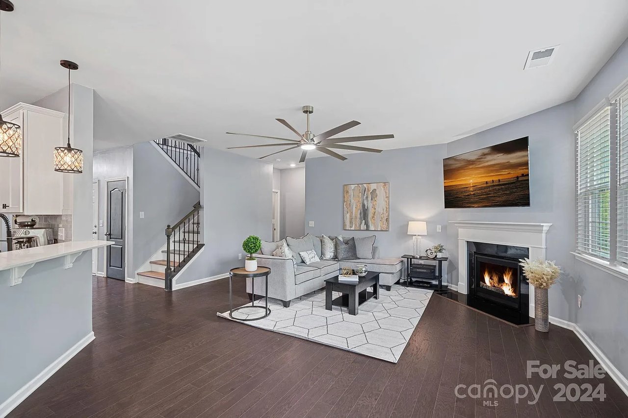 916 Pecan Tree Ln