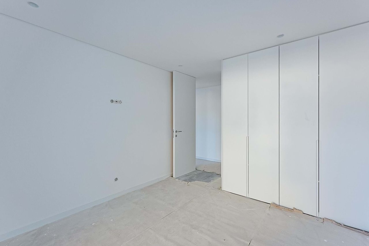 Modern 3-Bedroom Apartment in Camarate, Loures