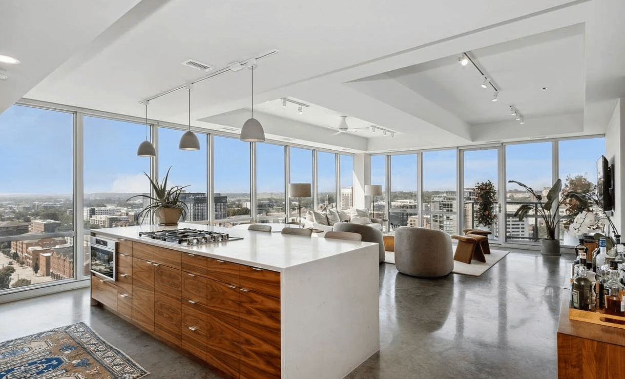 404 E College St #1405