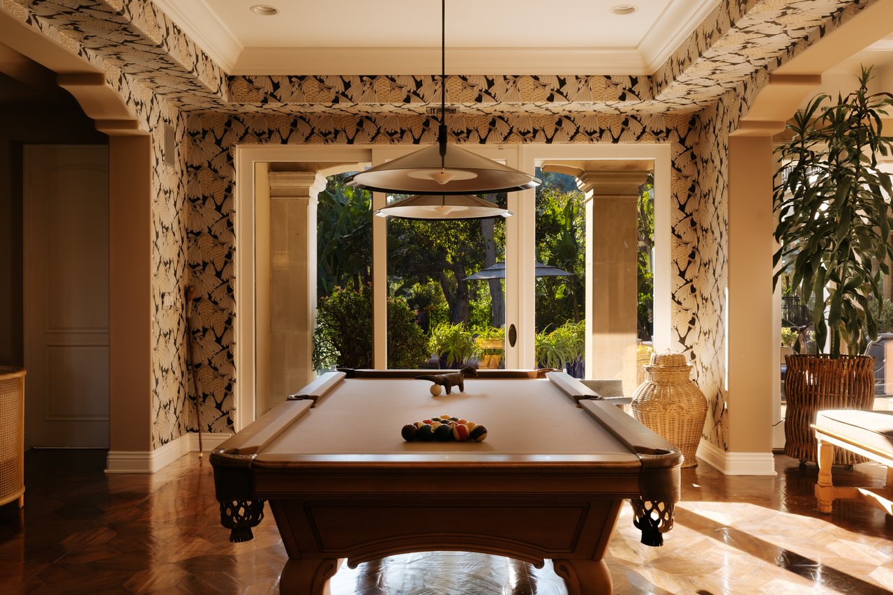 2700 Benedict Canyon Dr