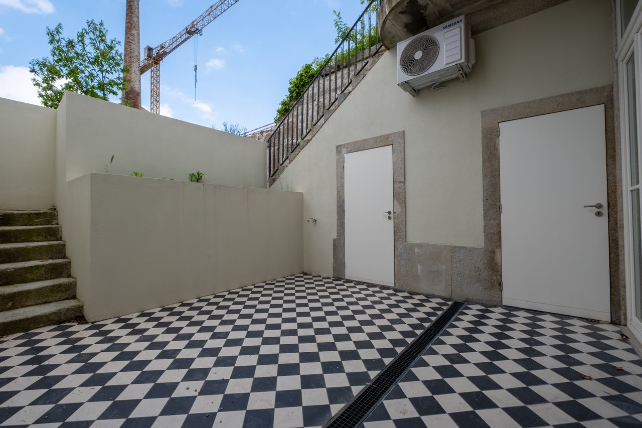 Spacious 2-Bedroom Apartment with Private Balcony in the Heart of Porto
