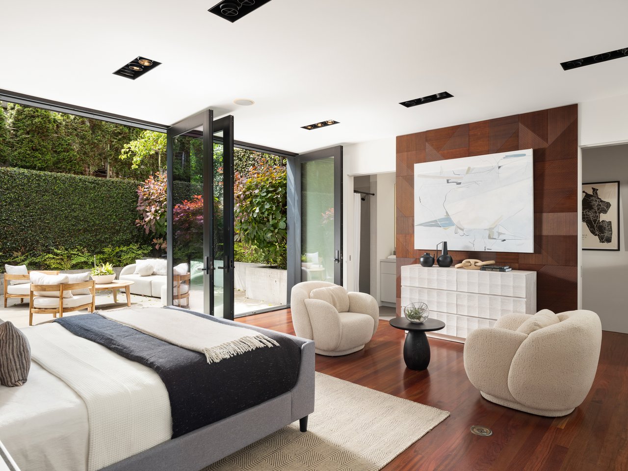 An Urban Compound for Life in Motion
