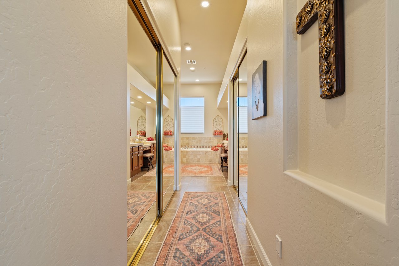 9812 E ROADRUNNER Drive