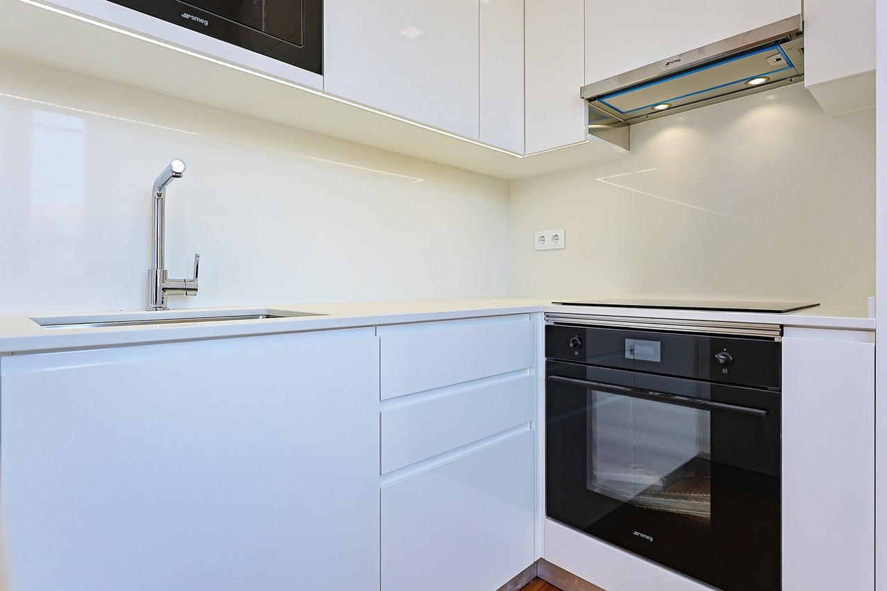 Elegant New T2 Apartment with Two Suites in Monte Estoril