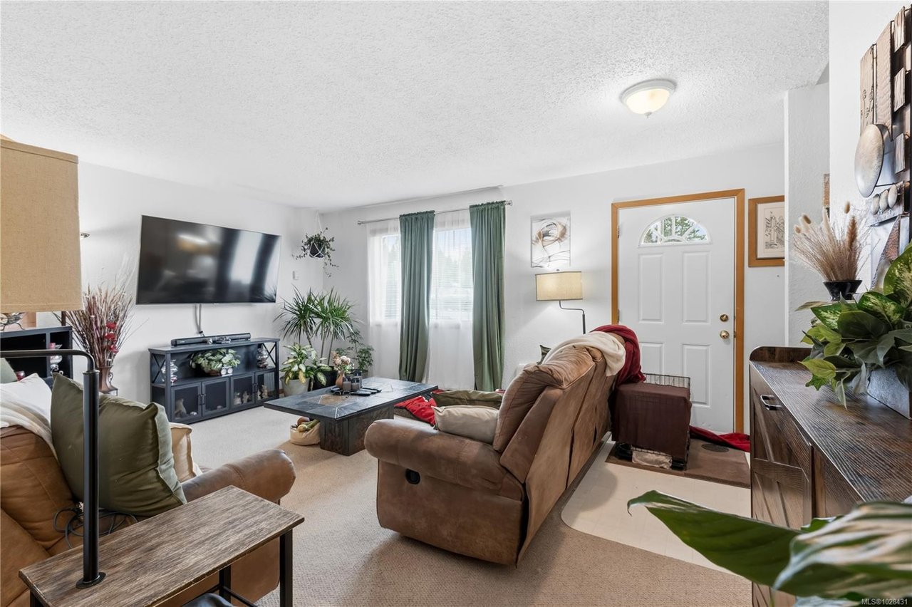 1639 Holly Cres