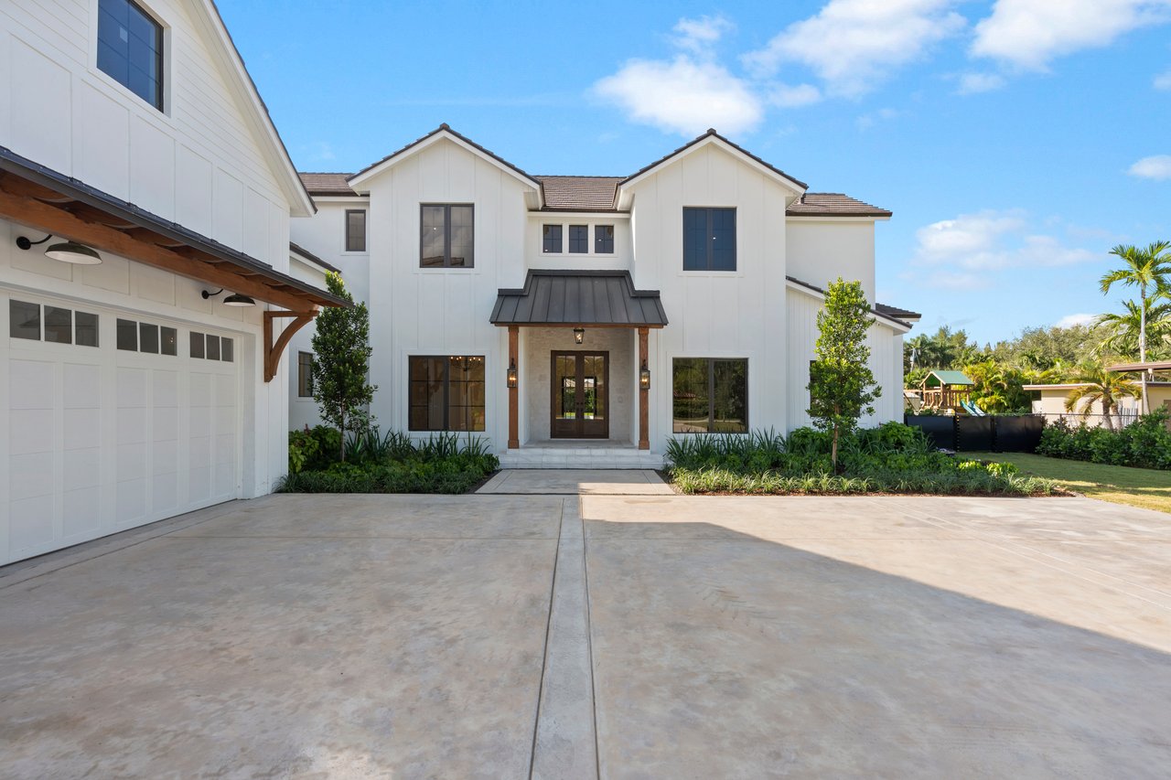 Beautiful Modern Farmhouse in Glenvar Heights