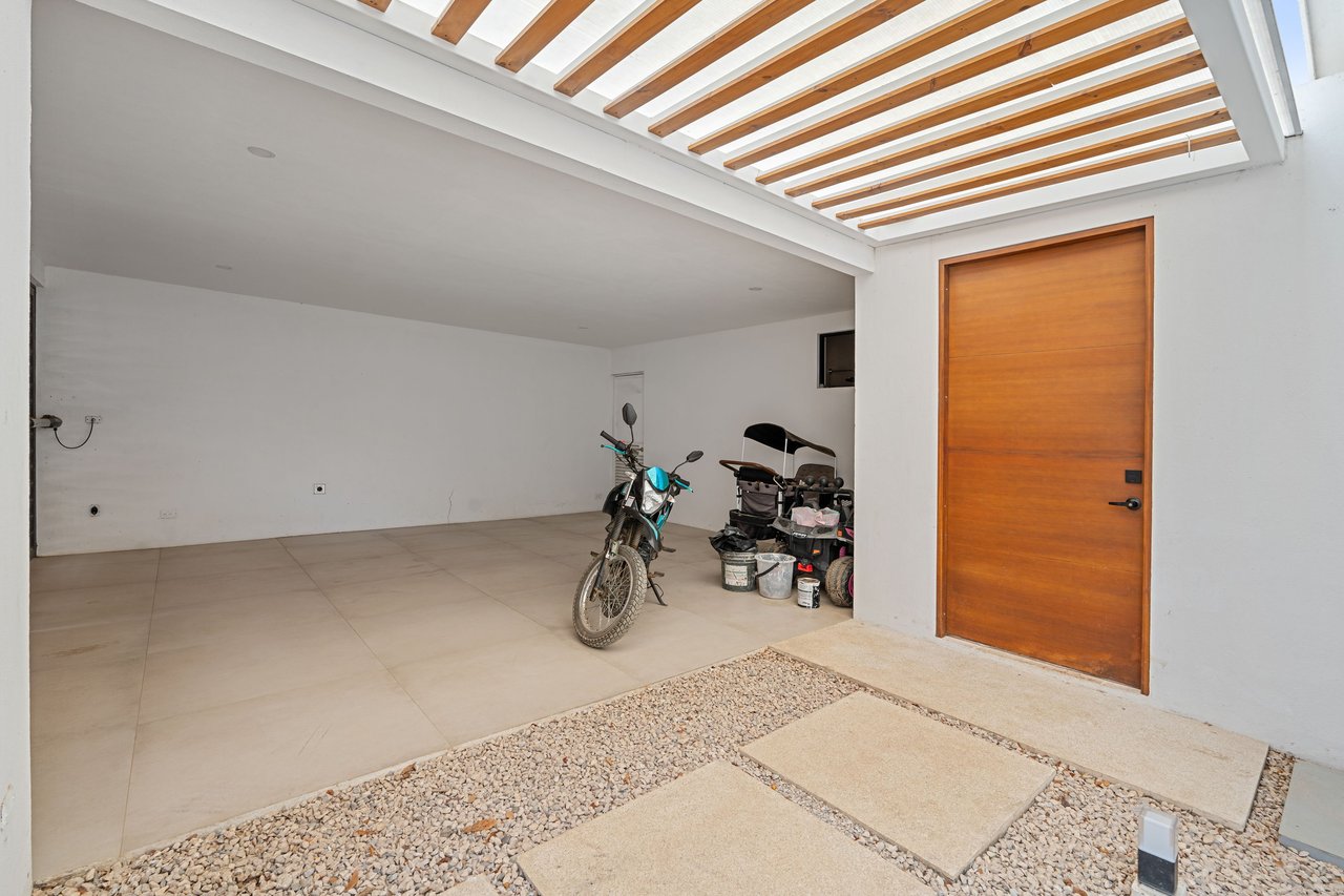Castillo Blanco | Modern 4-Bedroom Home with Saltwater Pool – Walk to the Beach in Surfside, Playa Potrero