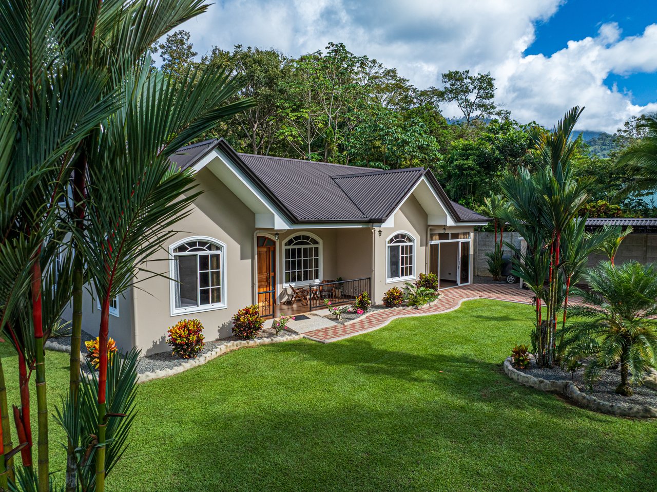 Exceptional 5-Bedroom Residence on Los Laureles Street – Prime Location & Versatile Layout