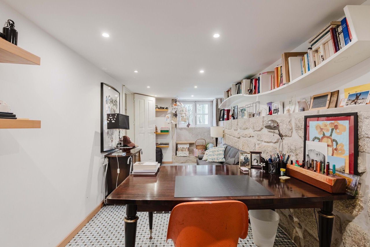 Beautifully Restored Townhouse Property with license for Short-Term rental in Bonfim, Porto