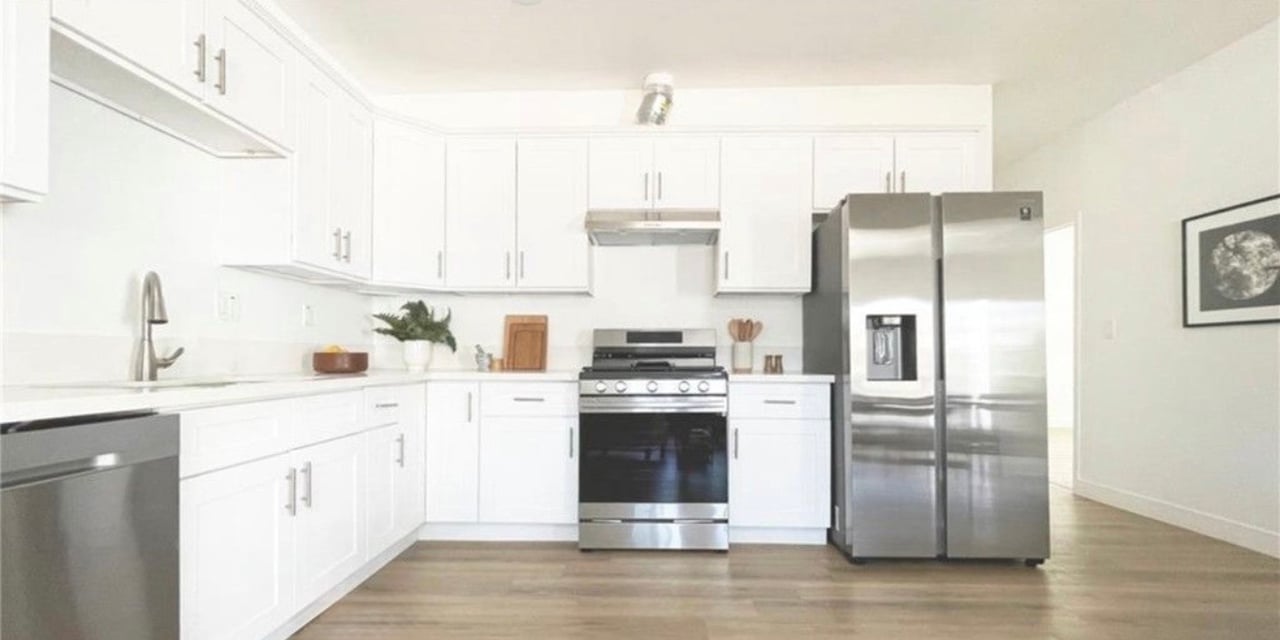 1731–1733 S New England St