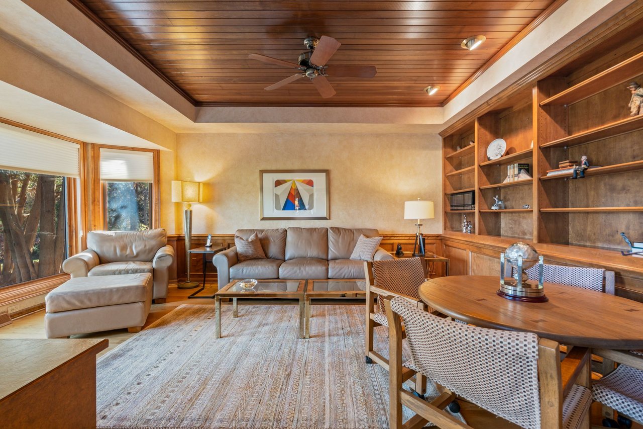 2611 W Lake Vista Ct