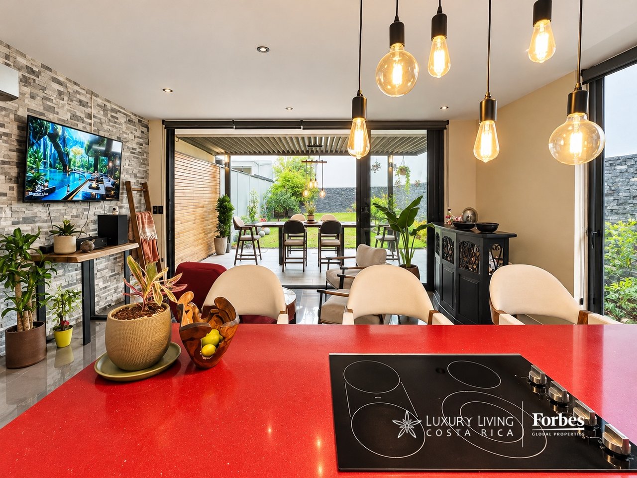 21566 - Contemporary corner home with 3 bedrooms and a garden in Lindora