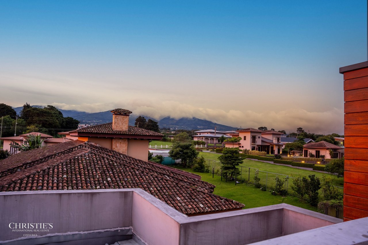 Modern Elegance with Panoramic Views – Exclusive Las Gemas Residence