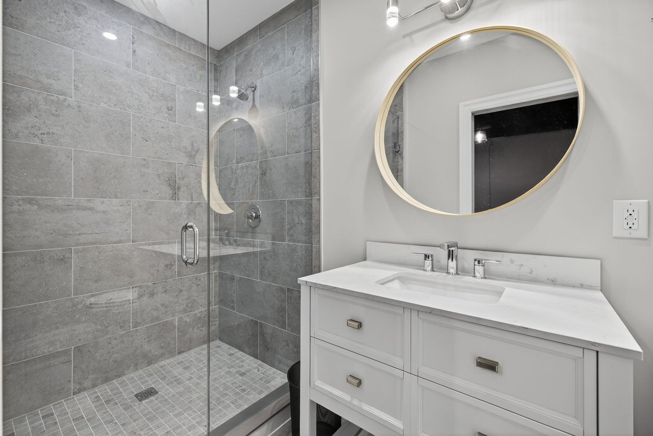 5 - 16945 Leslie St, Newmarket