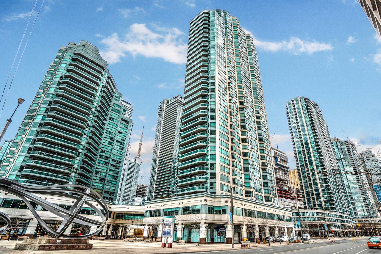 2-Storey Retreat On Queens Quay