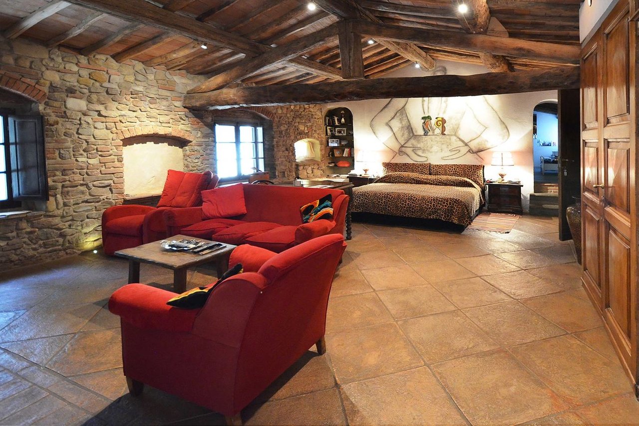 Prestigious and Historic Country House with Pool